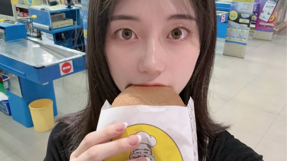 Kanna Seto di Indonesia, Cicipi Roti’O yang Mirip Roti Melon